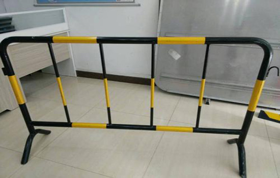 黃黑鐵馬<a href=http://www.yiliao123.com target=_blank class=infotextkey>護(hù)欄</a>
