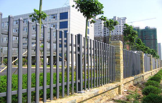 廠區(qū)圍墻<a href=http://www.yiliao123.com target=_blank class=infotextkey>護(hù)欄</a>