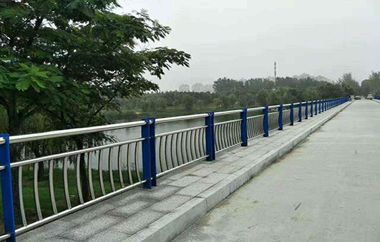 橋梁<a href=http://www.yiliao123.com target=_blank class=infotextkey><a href=http://www.yiliao123.com target=_blank class=infotextkey>圍欄</a>網(wǎng)</a>