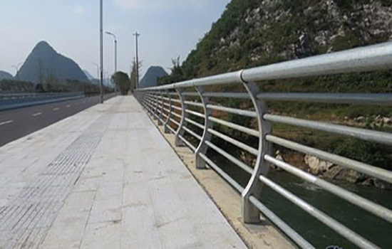 公路隔離<a href=http://www.yiliao123.com target=_blank class=infotextkey>護(hù)欄</a>
