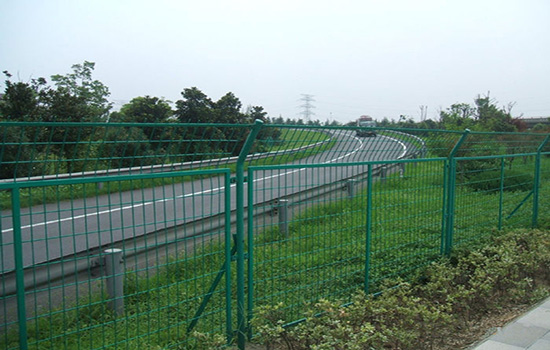 公路<a href=http://www.yiliao123.com target=_blank class=infotextkey><a href=http://www.yiliao123.com target=_blank class=infotextkey>圍欄</a>網(wǎng)</a>