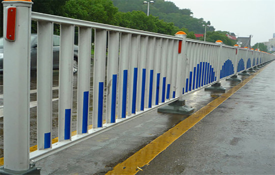 公路中間<a href=http://www.yiliao123.com target=_blank class=infotextkey>護(hù)欄</a>